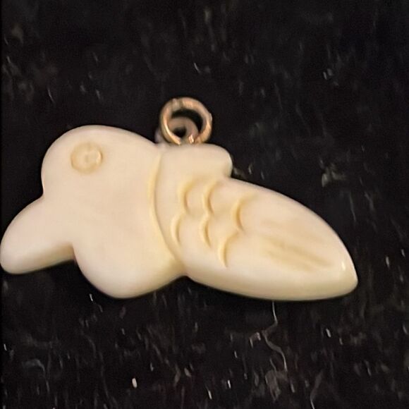 1.25” cream colored carved goldfish/koi charm/pendant with double jump hoop - Picture 4 of 8
